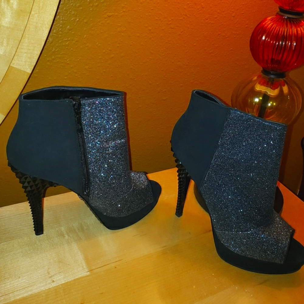 Rachel Roy Bootie/Heels, Black, Blk Sparkle. Size 9, Worn, Peep Toe, Side Zipper